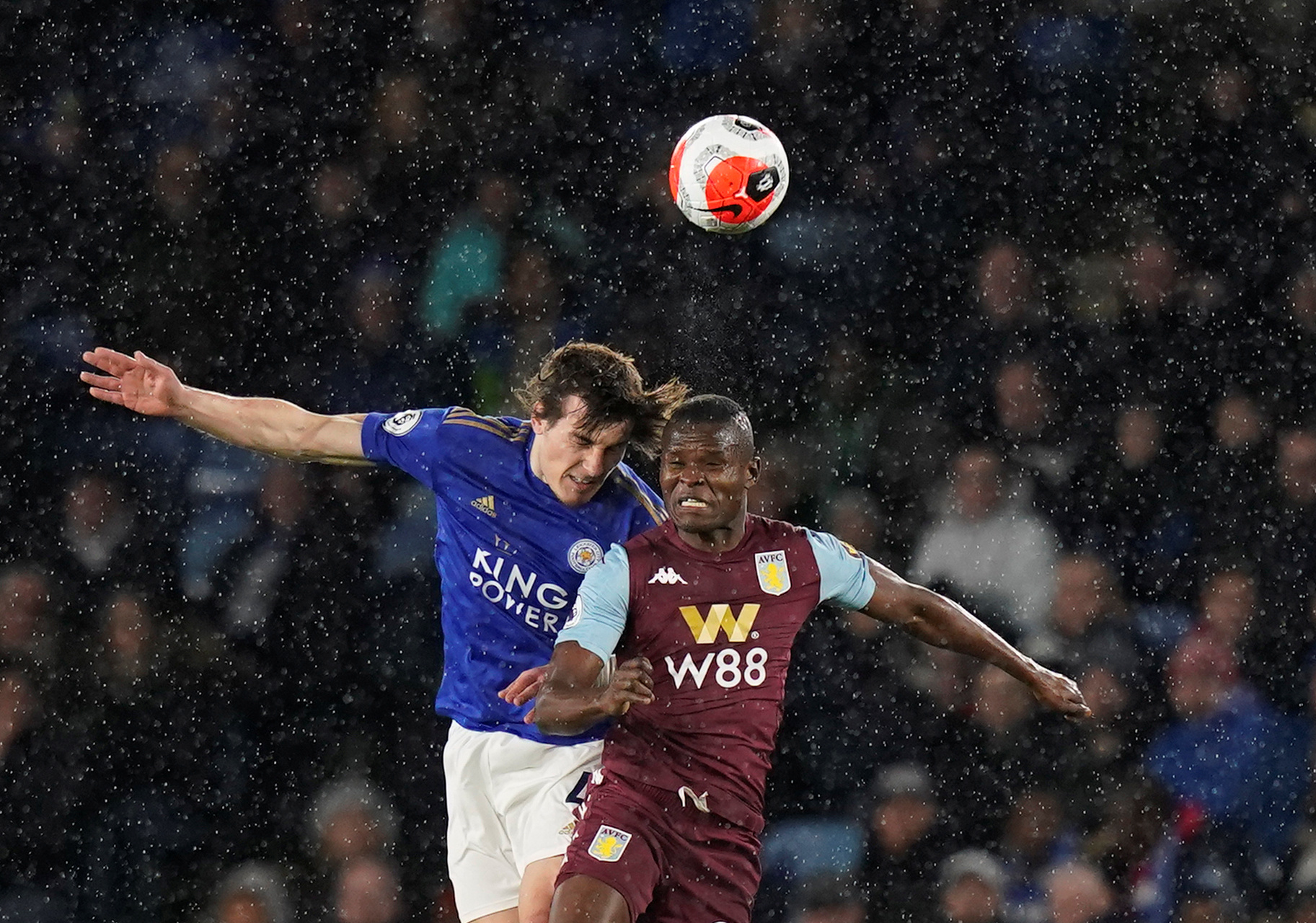 布朗半场狂轰17分＆胡金秋状态一般，广厦手握17分领先（布朗半场飙17分，胡金秋状态平平，广厦领先17分）